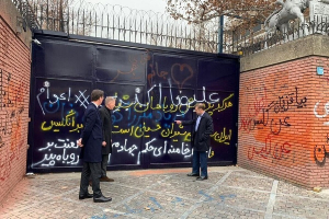 ماجرای غرامت ایران به انگلیس به دلیل شعارنویسی روی دیوار سفارت این کشور چیست؟