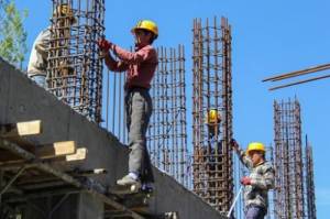 تیر خلاص تامین اجتماعی به زندگی کارگران ساختمانی: شما بیمه نمی‌شوید