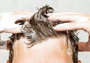 این اشتباهات رایج در شستن موهای خود را جدی بگیرید!