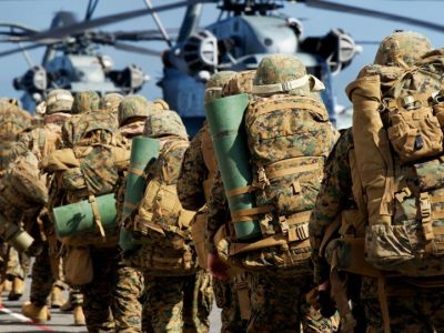 تفنگداران دریایی آمریکا برای ورود به سرزمین اشغالی آماده می‌شوند
