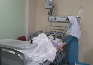 ویدئوی عجیب حضور وزیر بهداشت در اتاق زایمان خبرساز شد