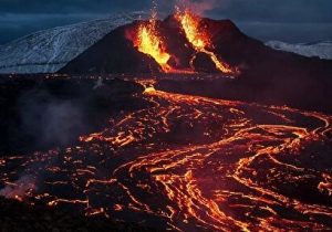 لحظات دلهره آور فوران آتشفشان در ایسلند را ببینید