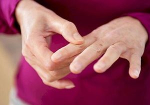 چرا زنان بیش از مردان به آرتریت روماتوئید دچار می‌شوند؟