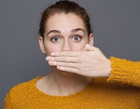 ۶ ترفند ساده برای اینکه دهانتان بوی گُل بدهد + بهترین غذا برای بوی بد دهان
