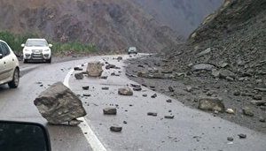 تصویری ترسناک از سقوط سنگ روی یک خودرو در جاده چالوس