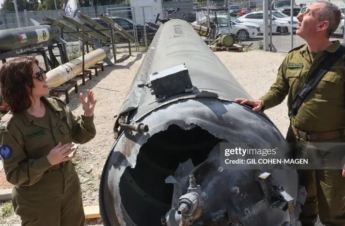 (تصاویر) ارتش اسرائیل بقایای موشک بالستیک ایرانی را به نمایش گذاشت