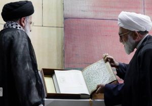 مصحف ۱۴۰۰ ساله مشهد به رئیسی اهدا شد
