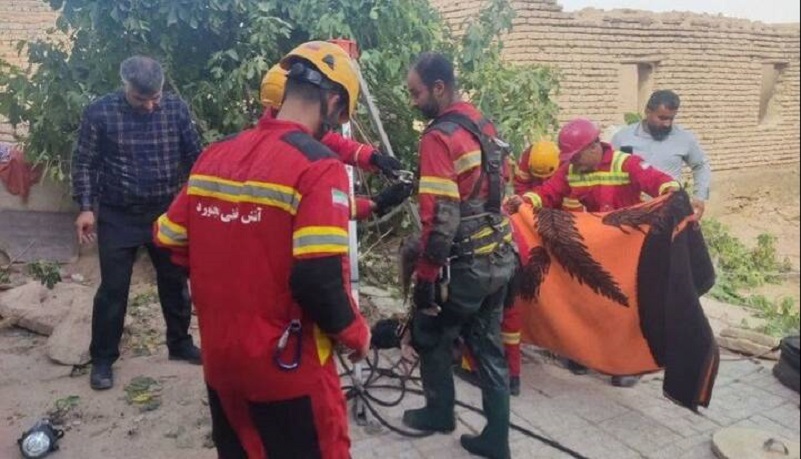 گیر افتادن و جانباختن زن ۴۵ ساله در چاه فاضلاب