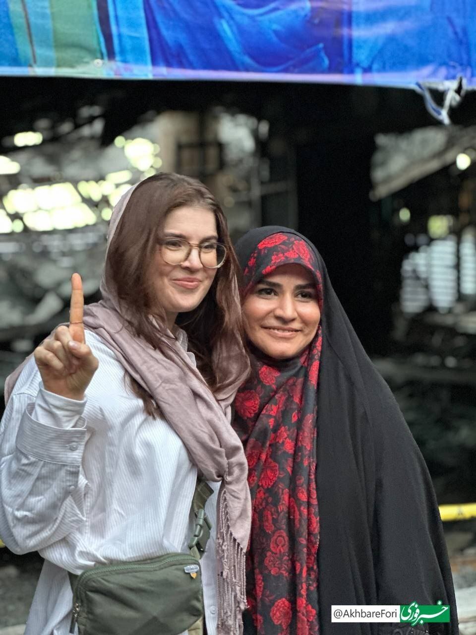 عکس یادگاری خبرنگار آمریکایی با سحر امامی در کنار ساختمان شیشه‌ای