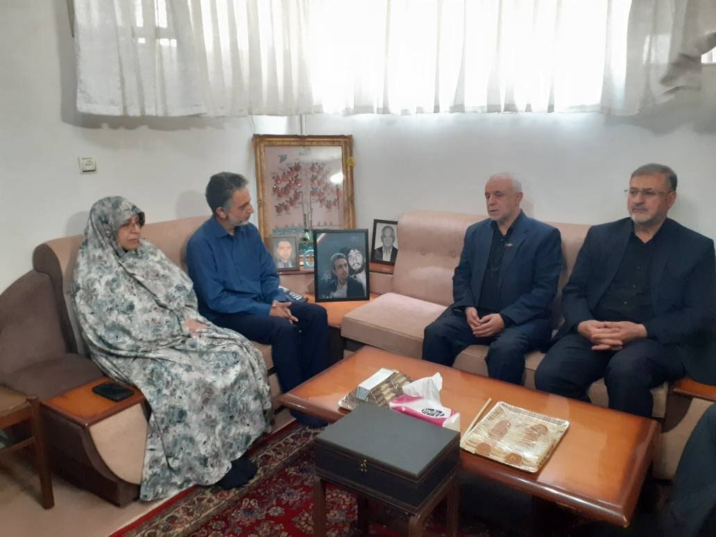 دیدار رئیس بنیاد شهید با خانواده شهدای حملات ترویستی رژیم اشغالگر صهیونیست