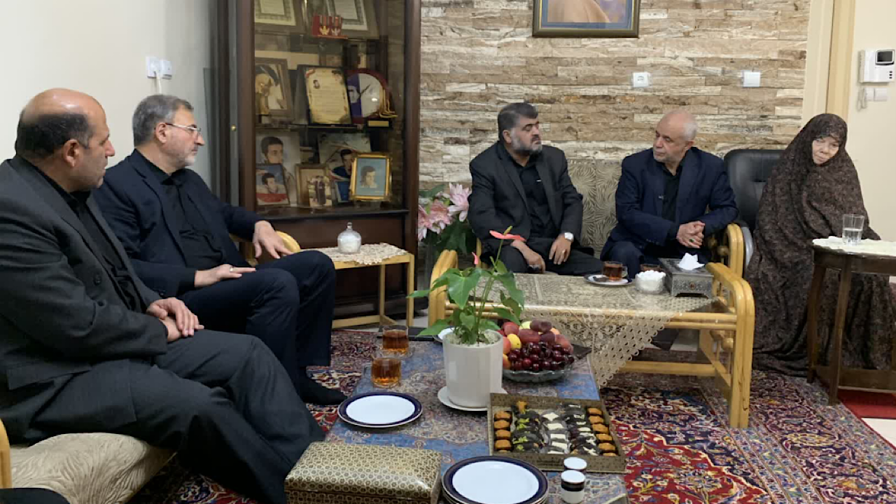 دیدار رئیس بنیاد شهید با مادر شهیدان حسن و محمد باقری
