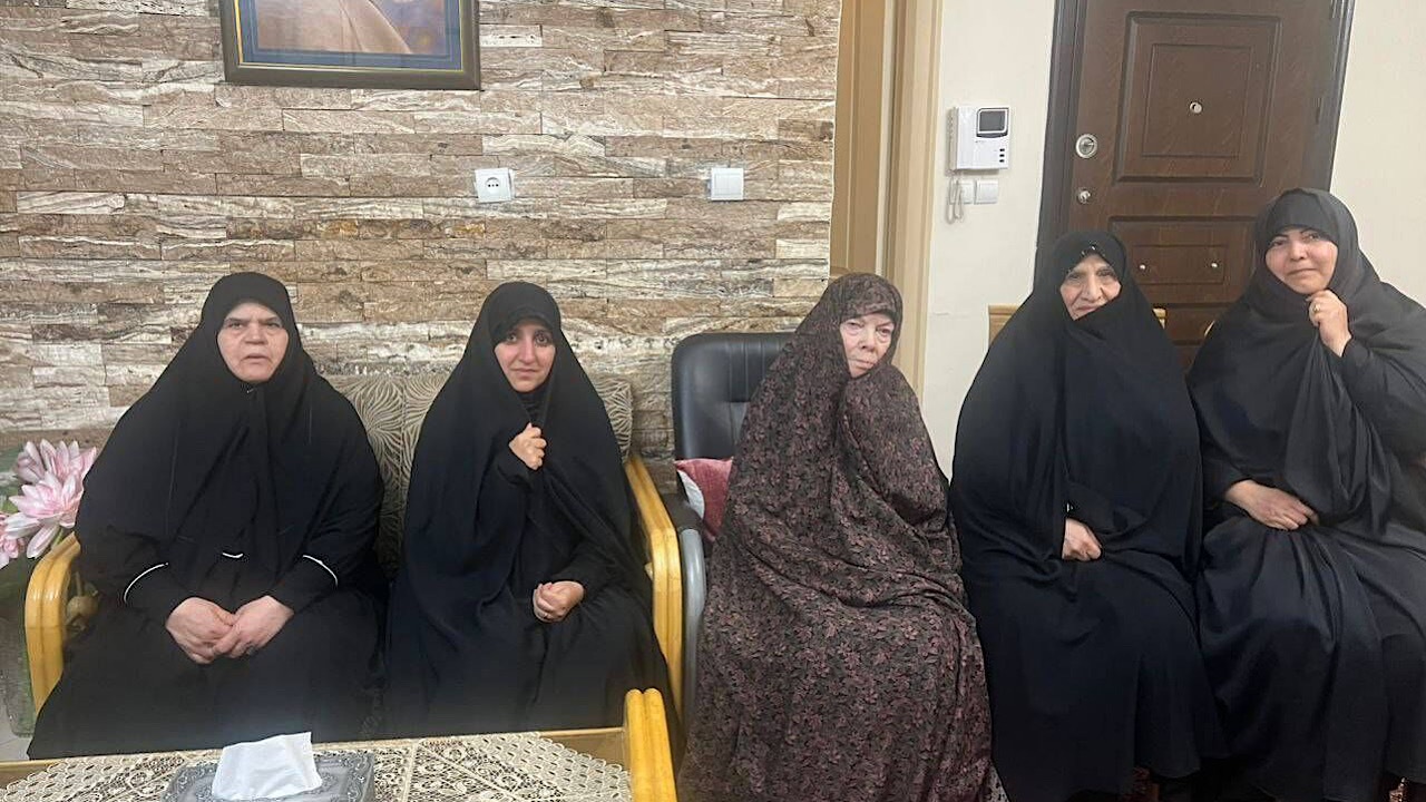 دیدار معاون رئیس‌جمهور با مادر شهید باقری