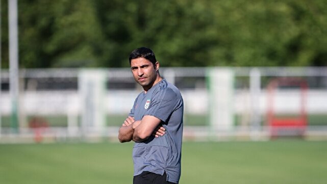 آشتیانی: وحید هاشمیان باید نفوذ کلام بین پرسپولیسیها داشته باشد