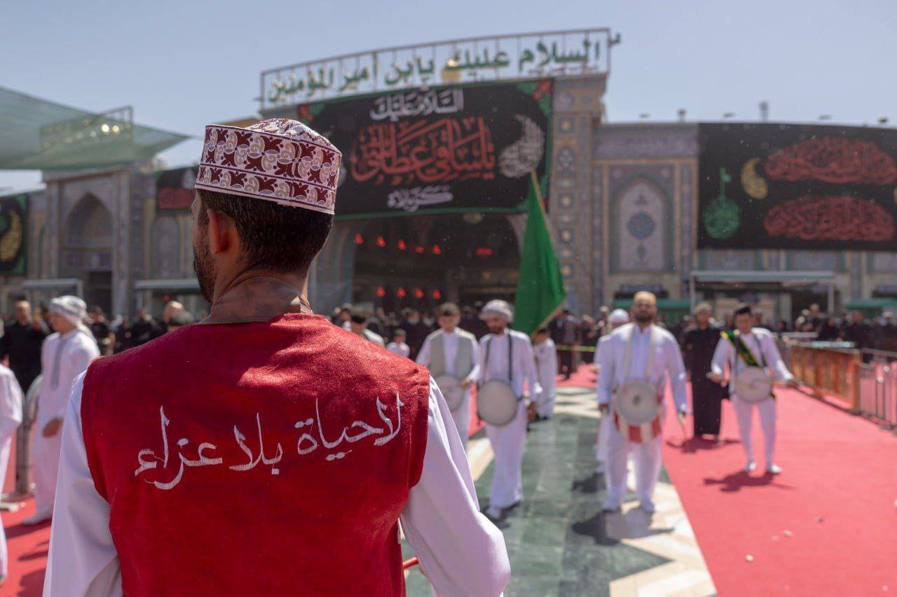 سوگواری عزاداران حسینی در حرم مطهر حضرت عباس (ع)