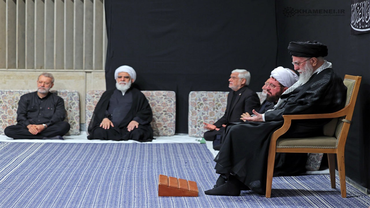 رهبر انقلاب در مراسم شب عاشورا حاضر شدند