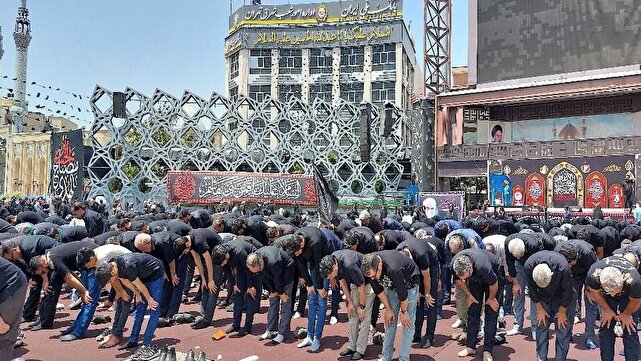 اقامه نماز ظهر عاشورا با حضور عزاداران حسینی در تهران + فیلم