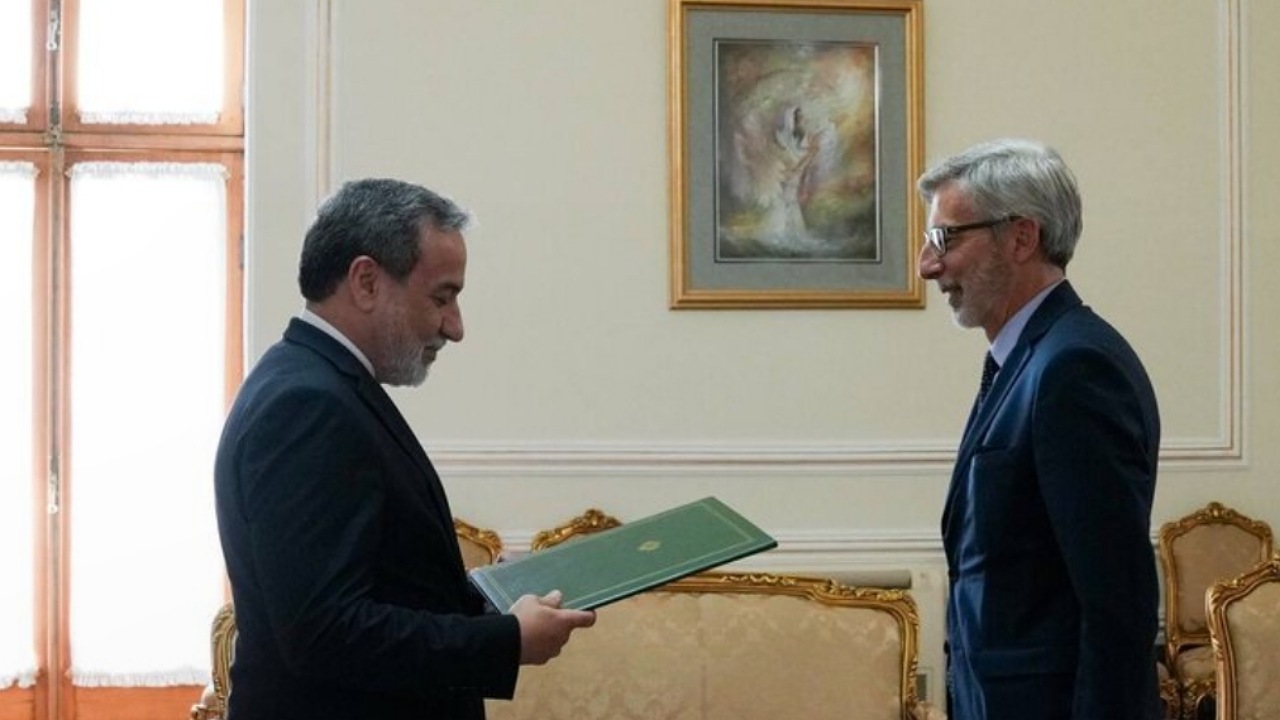 سفیر جدید فرانسه استوارنامه خود را تقدیم عراقچی کرد