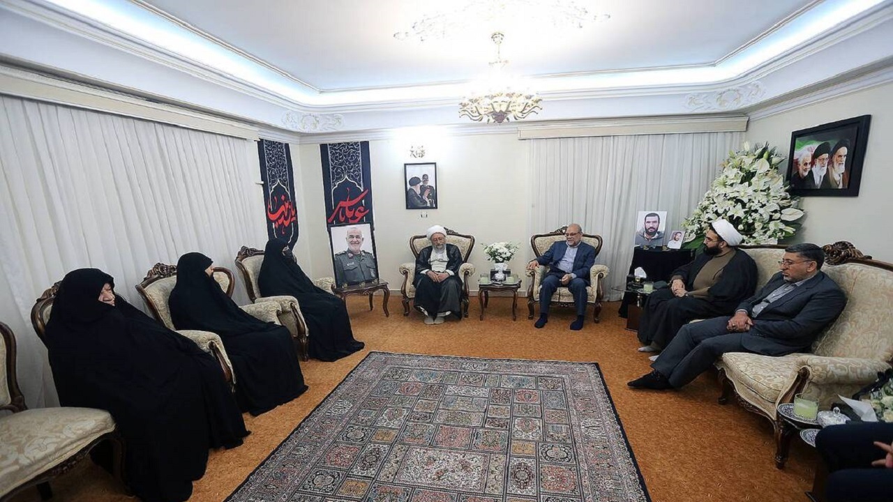 دیدار آیت‌الله آملی لاریجانی با خانواده شهید سپهبد سلامی