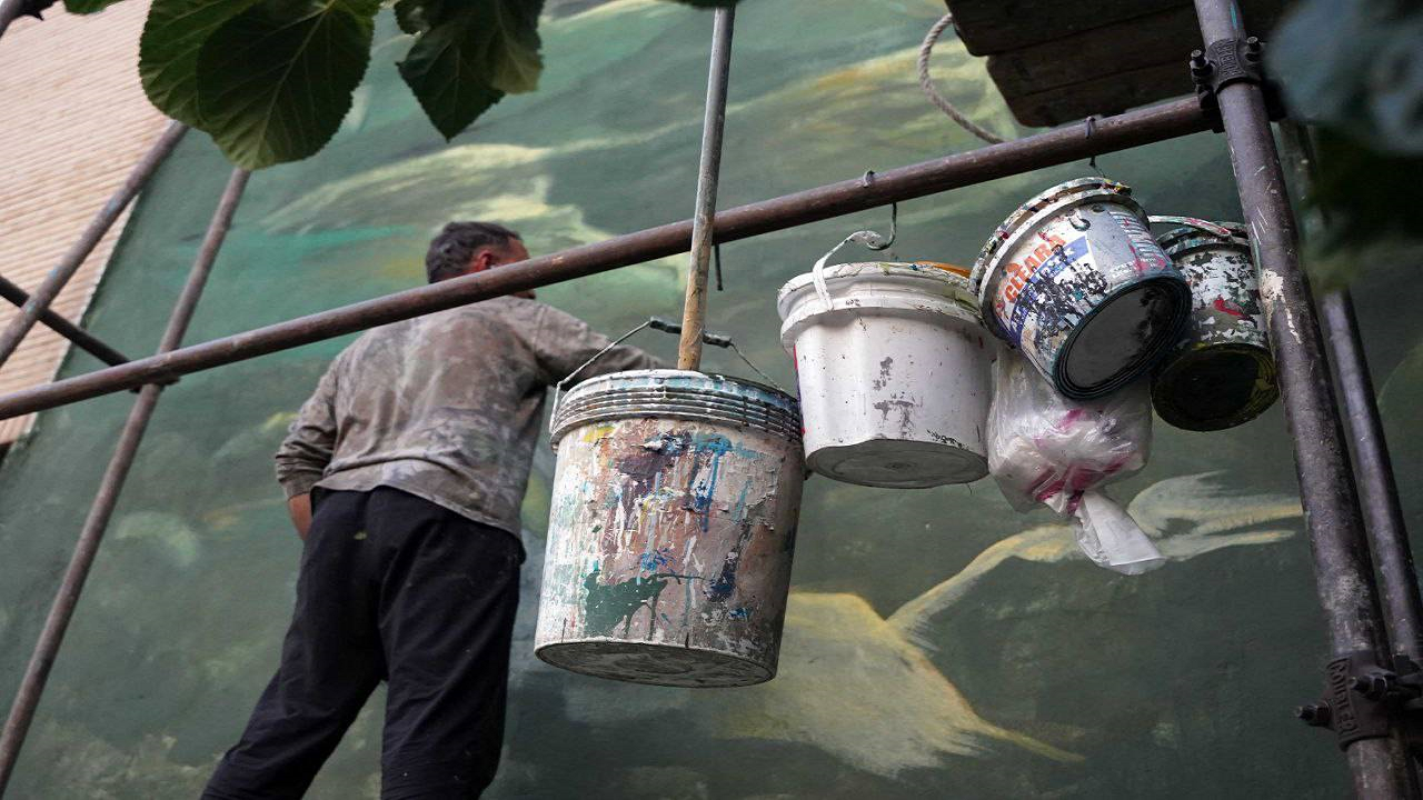 اجرای نقاشی دیواری اثر حسن روحالامین در بزرگراه صیاد شیرازی