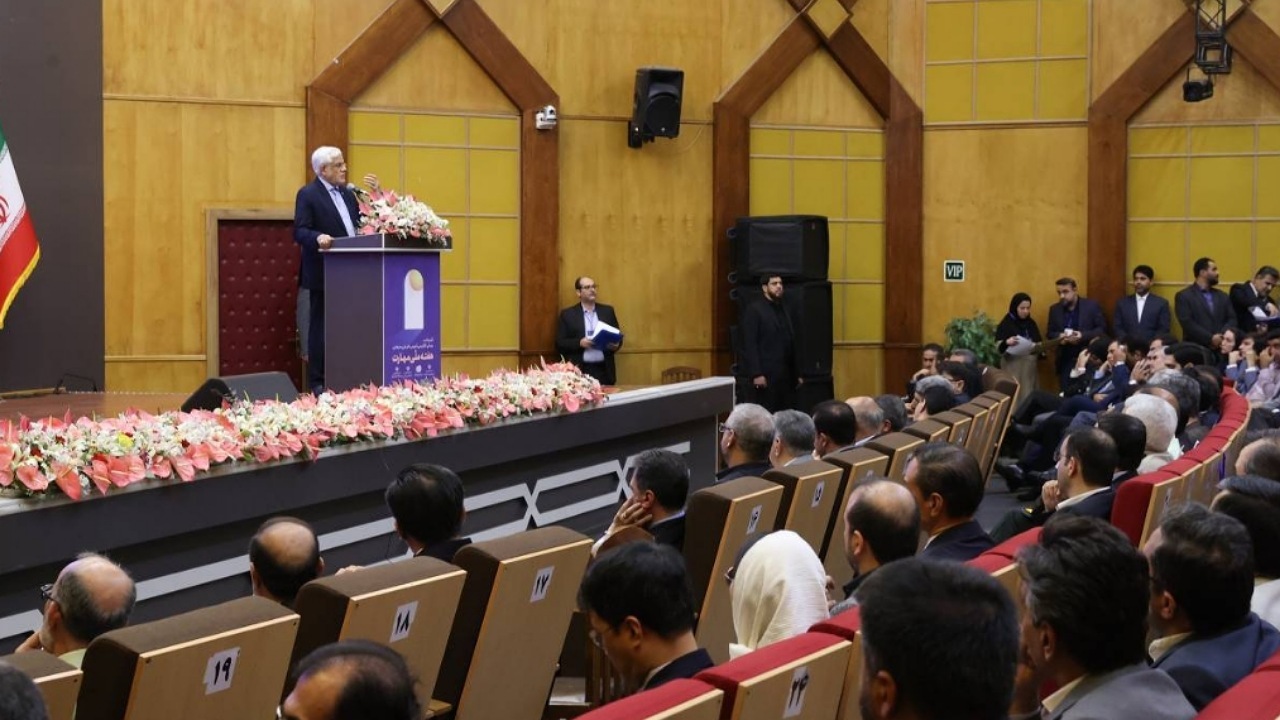 باید با نهادهای علمی جهان ارتباط تنگاتنگ داشته باشیم/ در حال گذار از صنعت وابسته به ملی هستیم