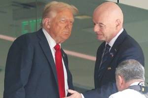 ژست زشت فغانی مقابل ترامپ (عکس)