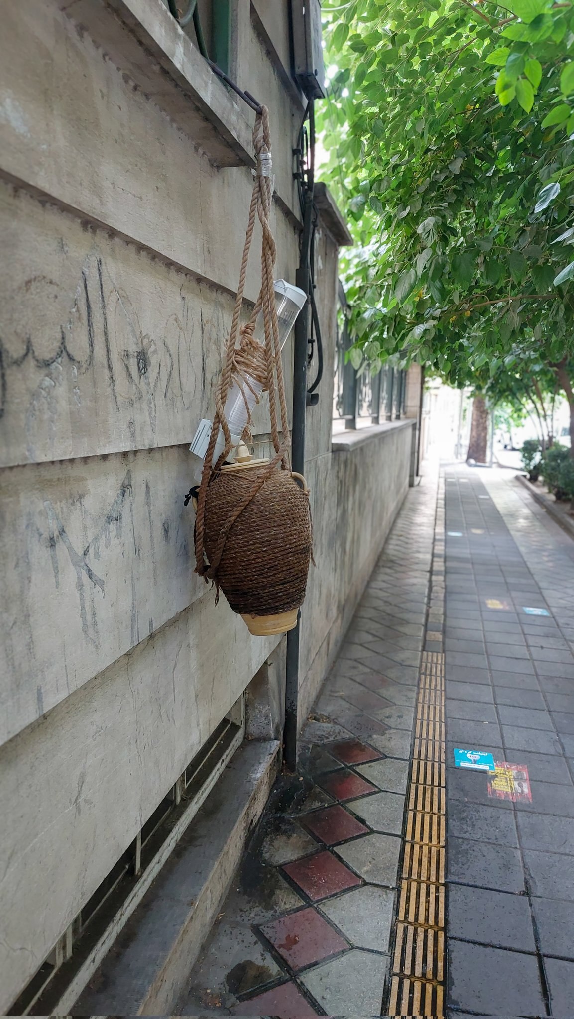 حرکت جالب و خودجوش یک هموطن در پیاده‌رو