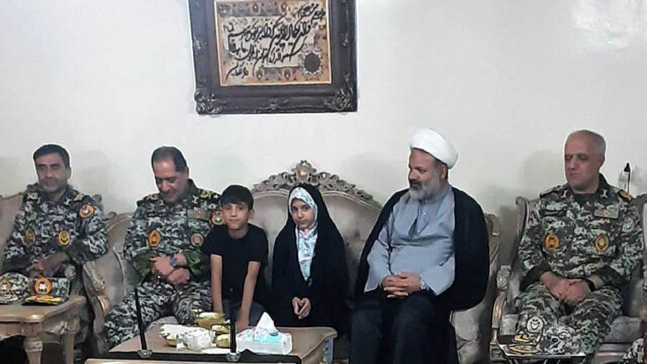 دیدار امیر صباحیفرد با خانواده یکی از شهدای ارتش در دفاع مقدس ۱۲ روزه