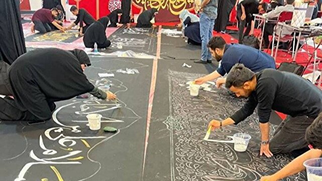 کتیبهنویسی به صورت بداهه در مسیر راهپیمایی جاماندگان اربعین حسینی