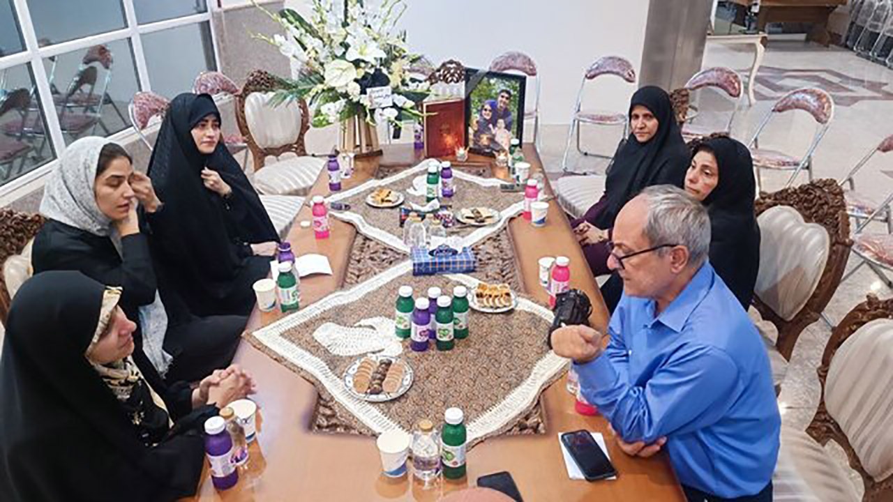 دیدار معاون زنان رئیس‌جمهور با خانواده شهیدان رسولی و قاسمیان در آستانه روز پزشک