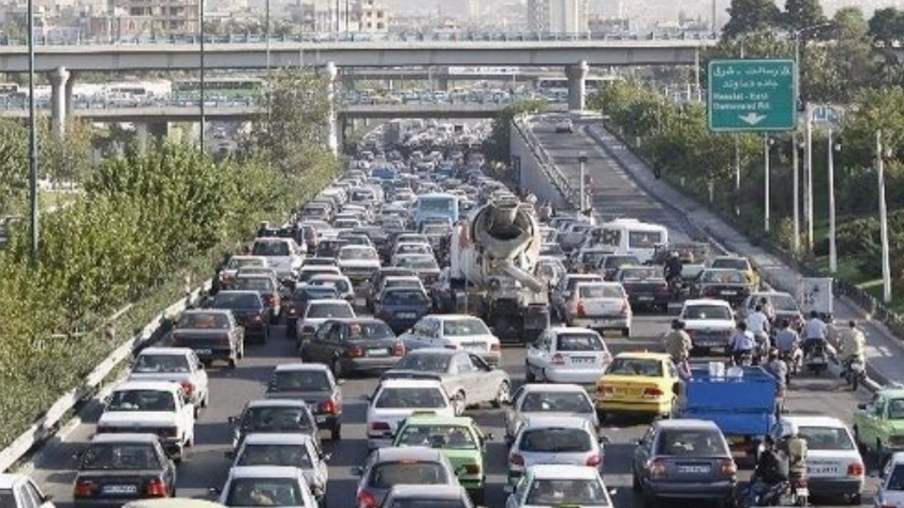 ترافیک پرحجم و سنگین در برخی از معابر و بزرگراه‌های پایتخت