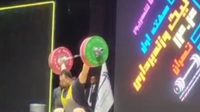 رقابت تنگاتنگ دو ایرانی در مسابقات وزنه‌برداری + فیلم