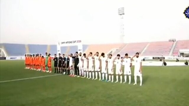 احترام نظامی بازیکنان تیم ملی فوتبال هنگام پخش سرود ایران + فیلم