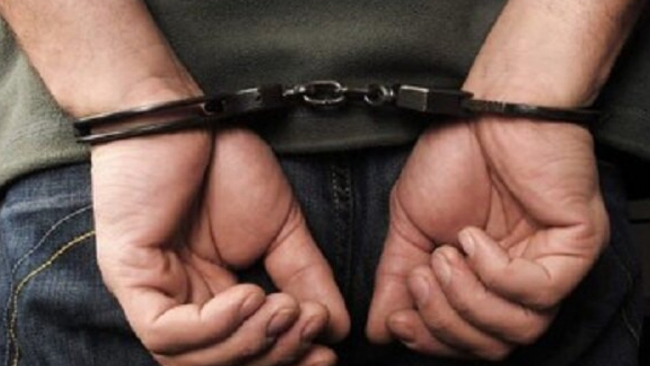 دستبند قانون بر دستان اخلالگر نظم عمومی