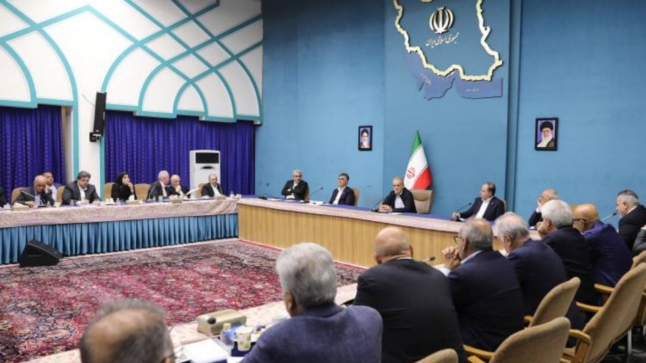 پزشکیان: کارگروههای تخصصی برای رفع موانع تولید تشکیل میشود