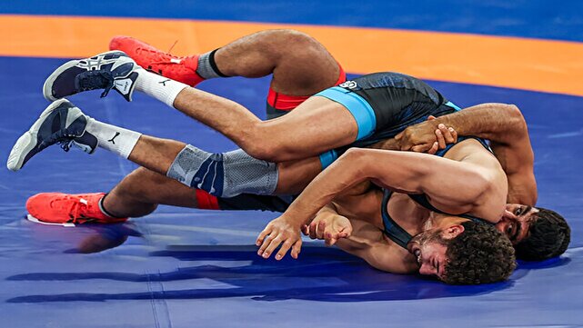 صعود دشوار ساروی به نیمه نهایی قهرمانی جهان/ قهرمان المپیک ضربه فنی شد!