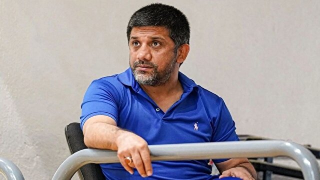 اضطراب و هیجان علیرضا دبیر هنگام تماشای کشتی مهمدی + فیلم