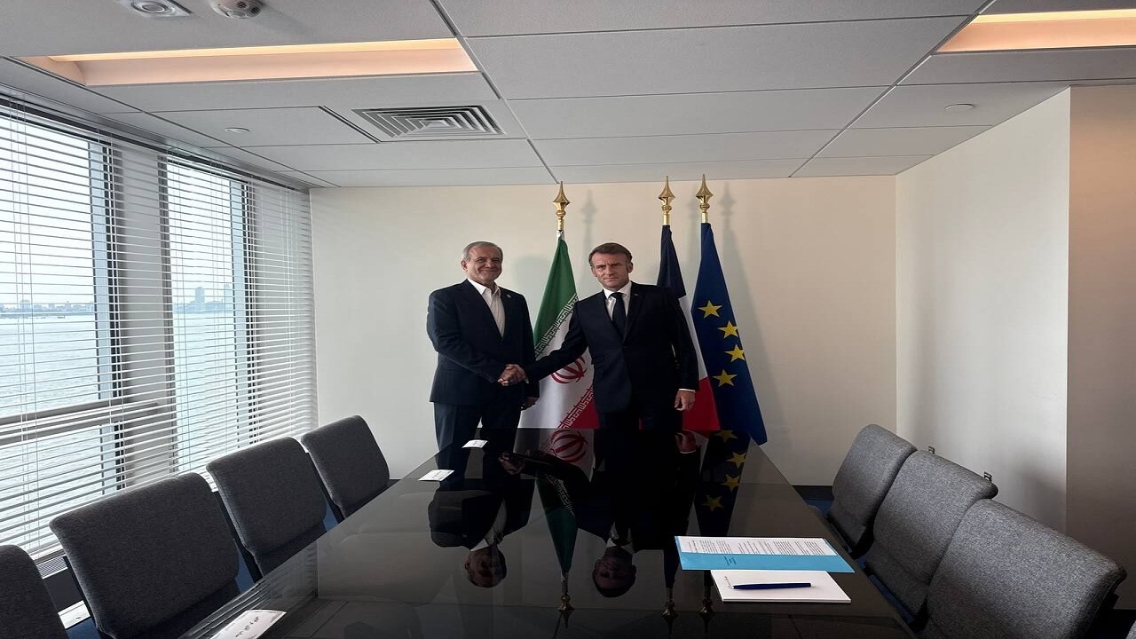 روسای جمهور ایران و فرانسه با یکدیگر دیدار کردند