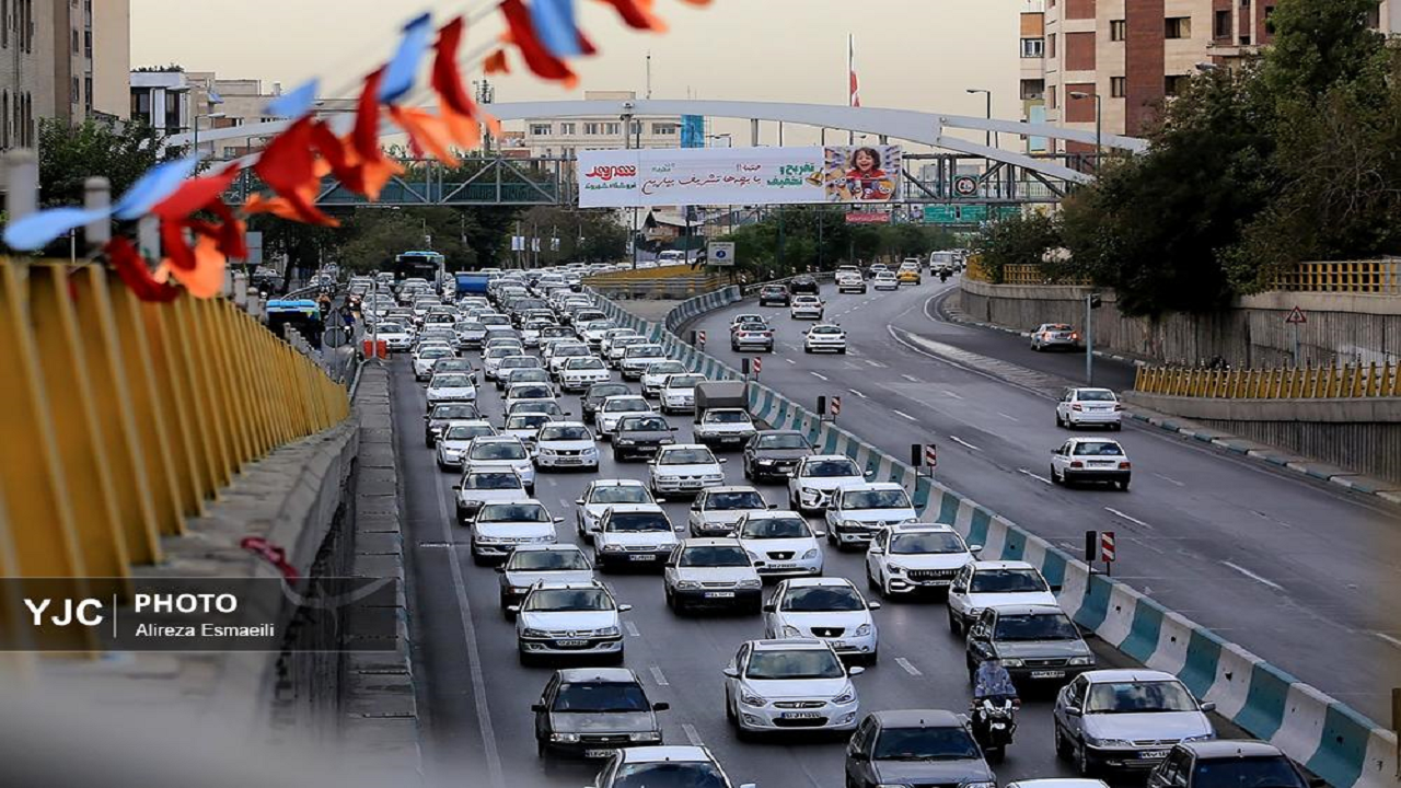 تردد در اکثر معابر و بزرگراه‌های پایتخت پرحجم و سنگین است