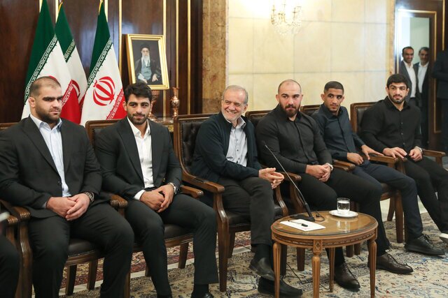 تجلیل رییس‌جمهور از تیم‌های ملی کشتی+ تصاویر