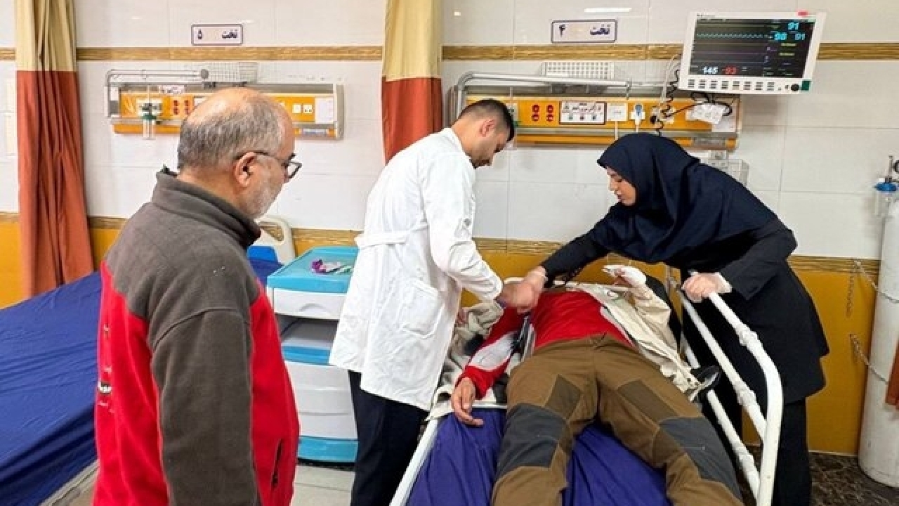 عیادت رئیس امداد و نجات هلال احمر از مصدومان حادثه بالگرد امدادی