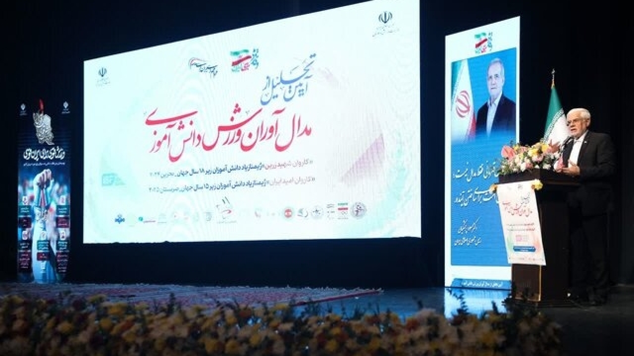 عارف: نمی‌توان از بار تربیت دانش آموزان شانه خالی کرد