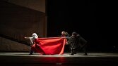 «ذرات آشوب» در جشنواره بینالمللی تئاتر بغداد روی صحنه رفت