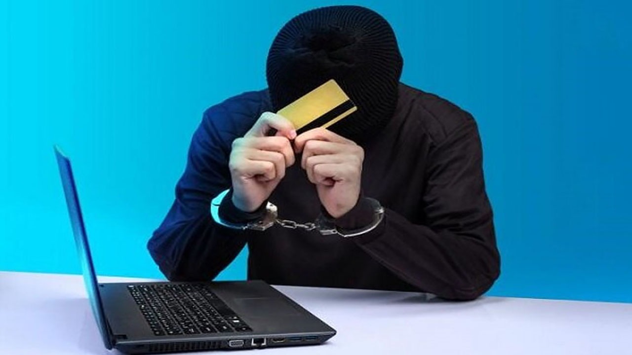 سارق کارت‌های بانکی مسافران در مترو تهران به دام پلیس افتاد