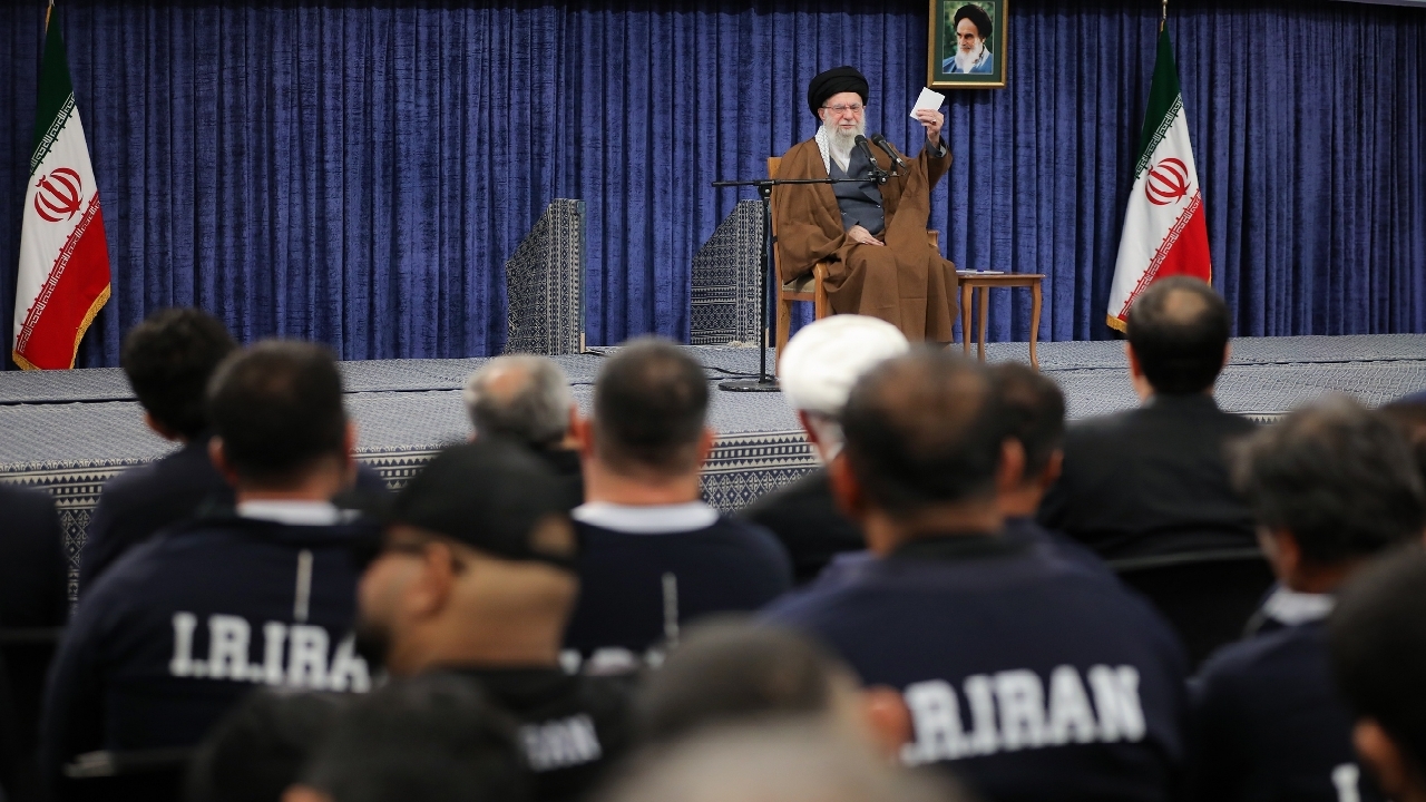 رهبر معظم انقلاب در دیدار مدال‌آوران ورزشی و علمی: مدال‌های شما در این روز‌ها ارزش مضاعف دارد/ اگر لازم باشد نیرو‌های مسلح باز هم از موشک استفاده می‌کنند