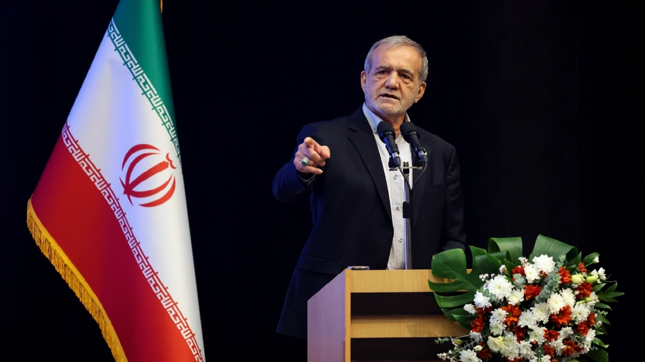 پزشکیان: راه رفع مشکلات، تکیه بر متخصصان، فارغ از نوع پوشش و ظواهر آنان است