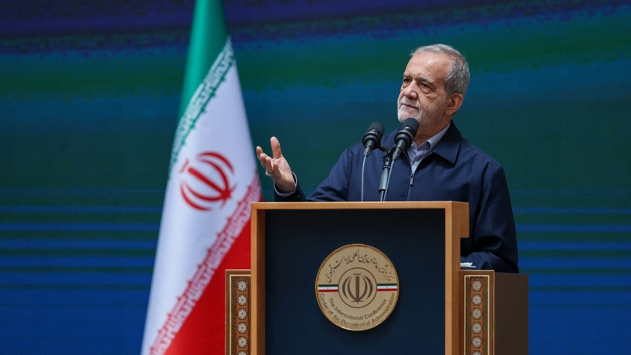 پزشکیان: هر مسئله‌ای که به مثابه تحریم داخلی برای فعالان اقتصادی مزاحمت ایجاد کرده را رفع می‌کنیم