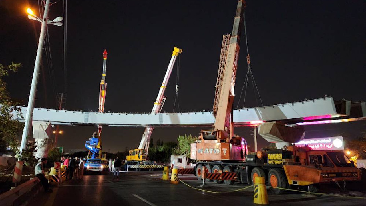 سازه فلزی عرشه پل B۱۰ بزرگراه ارتش نصب شد