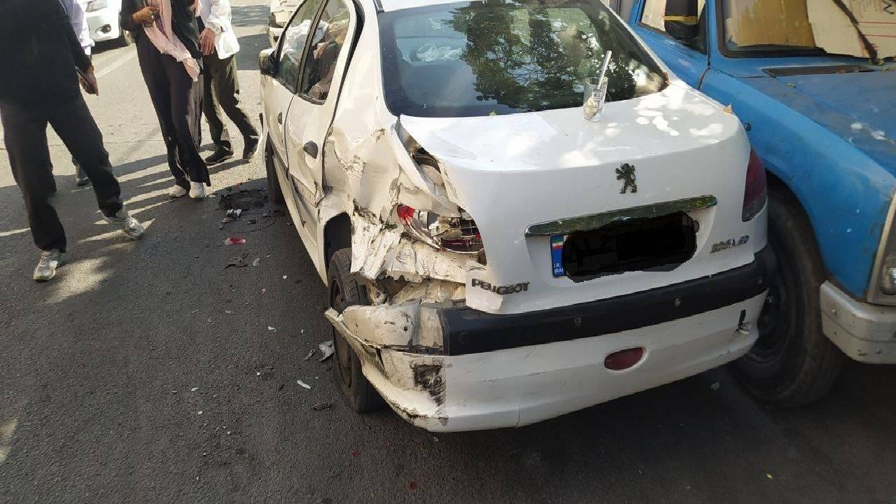 برخورد خاور با ۱۵ خودرو در بلوار سیمون بولیوار تهران