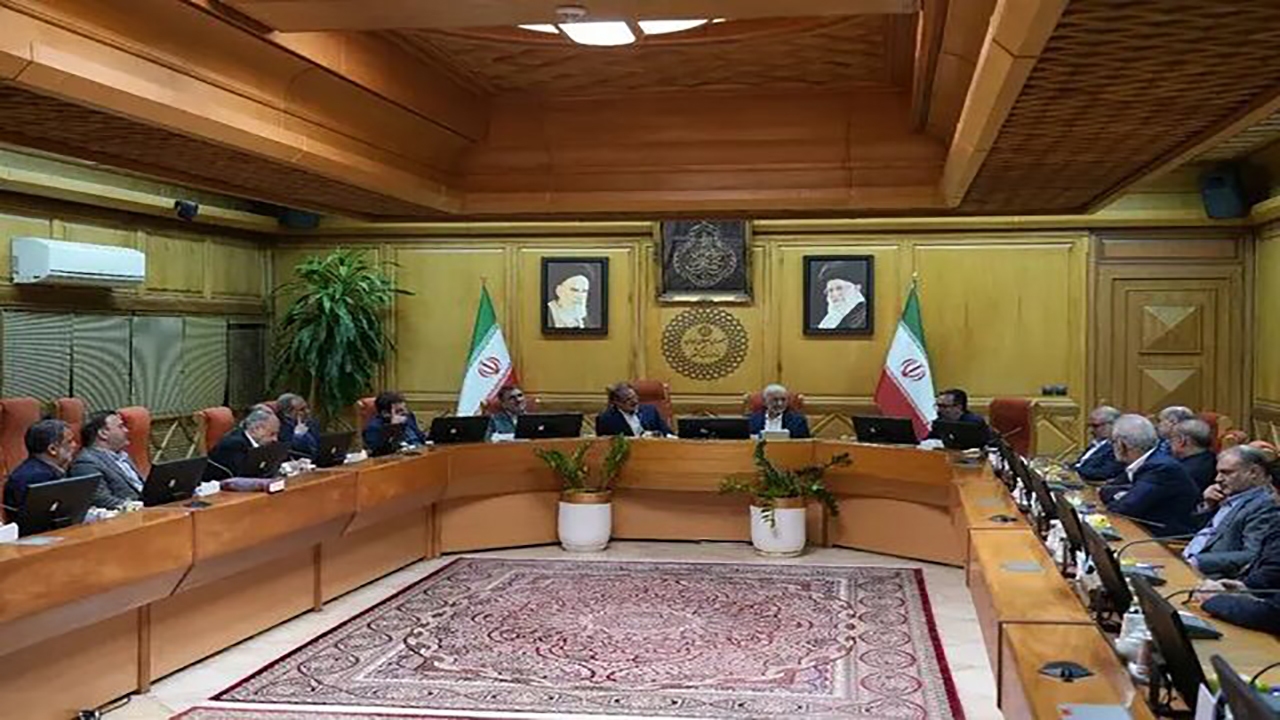 عارف: خالی کردن دل مردم هنر نیست