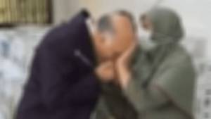 ادامه حواشی بوسه چهره مشهور بر دست زن کارگر+ تصاویر